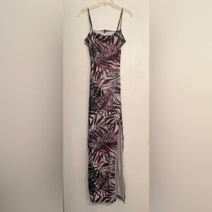 Maxi tropical leaf print open back with a tie closure dress by Lovely Day size L